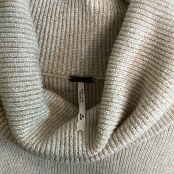 Free People Oversized Beige Turtleneck Sweater - Picture 2 of 4